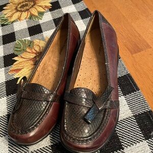 Hush Puppies loafers with snakeskin pattern and bow